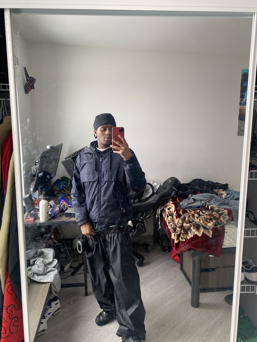 ogchristopher4's tweet image. Forget the background and focus on the boy 😴!