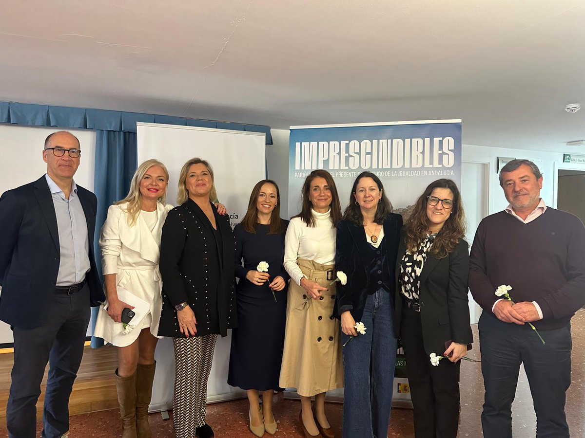 Nuestro <a href="/presiCOFCadiz/">presidenteCOFCadiz</a>, Alberto Virués, junto a nuestra secretaria, <a href="/sandrapl21/">Sandra Pérez</a>, y nuestra vocal de Farmacia Social, Lola Palomino, han asistido hoy al acto institucional por el #DiaInternacionalDeLaMujer que se ha celebrado en el Centro de Participación Activa La Paz de Cádiz.