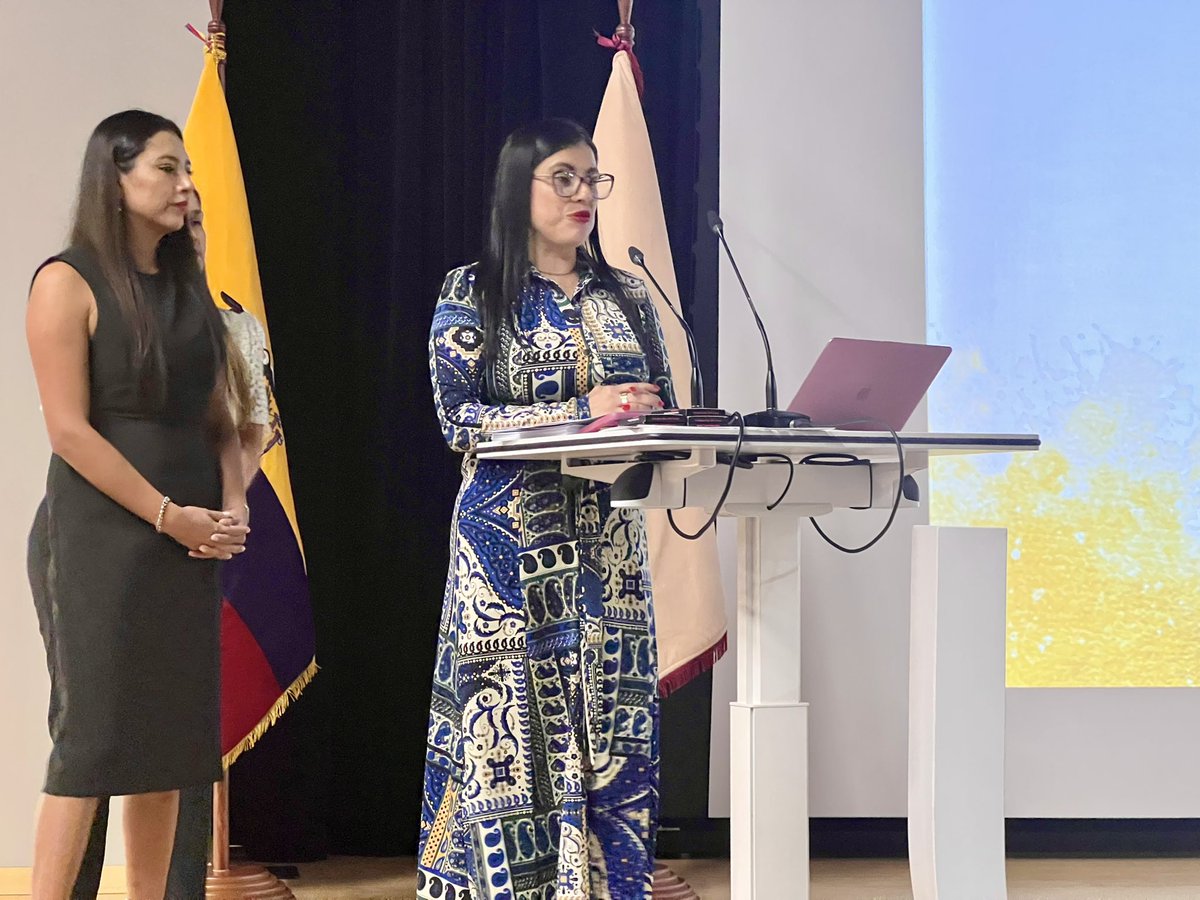 🙌 En este evento especial, nos acompañan el decano <a href="/santiguarderas/">Santiago Guarderas</a>, la directora del CIAL, <a href="/CindyAguiarL/">Cindyal</a>, y docentes de pregrado y posgrado para reconocer el esfuerzo y #compromiso de quienes están a un paso de graduarse. 🎓 

💪 ¡Porque el derecho se aprende ejerciéndolo!