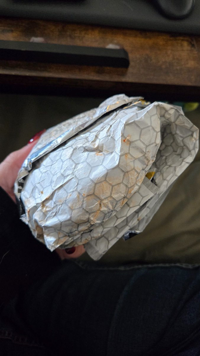 clearcassiopeia's tweet photo. @Hardees umm I received my burger wrapped inside out using a.. dirty wrapper?? 🤢 https://t.co/26YXxsdpBN