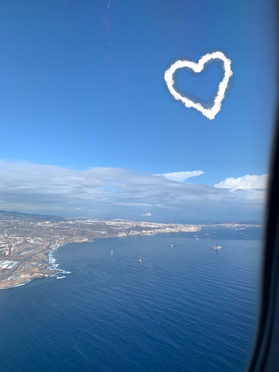 Aunque mis ojos no te pueden ver, te puedo sentir, se que estás aquí.
Gracias mamá por seguir alumbrando mis pasos, por entretejer con tu dulzura mi quebrantado corazón.
Eres el amor y la mujer de mi vida, fuente de inspiración infinita.
Felicidades mami … hasta el Cielo!
