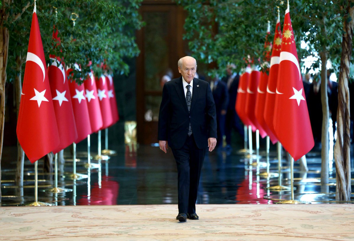 “Sen yürü ardından dağlar yürüsün
Ardından asırlar çağlar yürüsün”

<a href="/dbdevletbahceli/">Devlet Bahçeli</a>