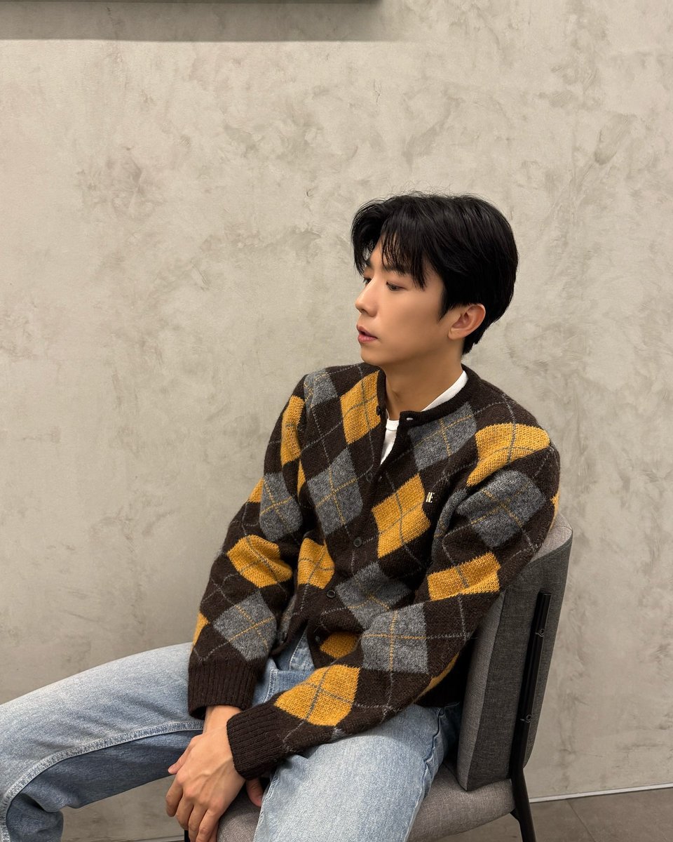 Real2PMBrasil's tweet photo. 2PMSTAGRAM | 07.03.25 - Atualização da conta oficial do 2PM no Instagram (1/2).
“Diretor da JYP por que você está por aqui?🌸
#DeRepente #NaFrente #DaEntradaDaOutraCasa #DiretorJangWooyoung #MelhorCliente”
@follow_2PM #2PM https://t.co/aWzSKVIv6u
