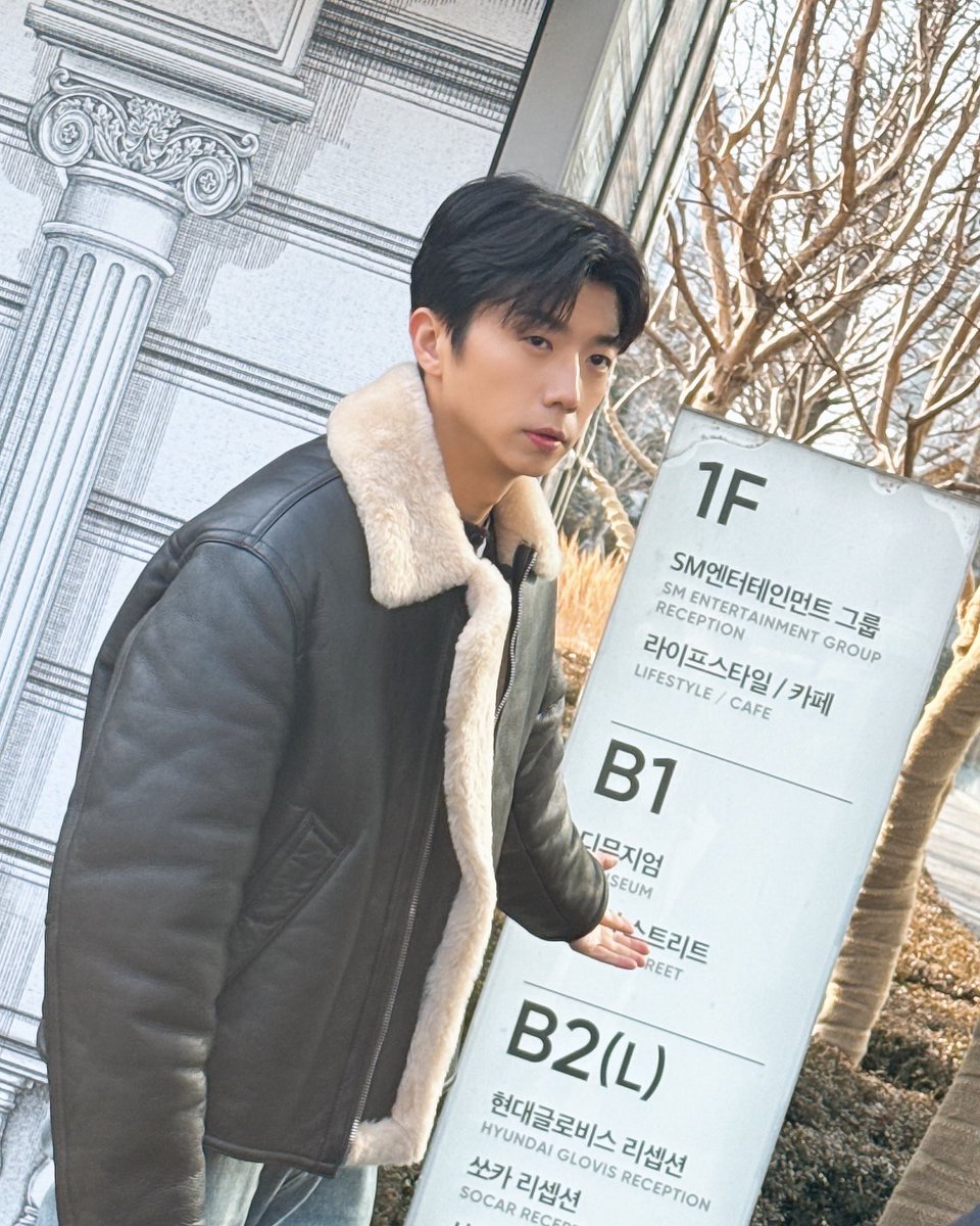 Real2PMBrasil's tweet photo. 2PMSTAGRAM | 07.03.25 - Atualização da conta oficial do 2PM no Instagram (1/2).
“Diretor da JYP por que você está por aqui?🌸
#DeRepente #NaFrente #DaEntradaDaOutraCasa #DiretorJangWooyoung #MelhorCliente”
@follow_2PM #2PM https://t.co/aWzSKVIv6u