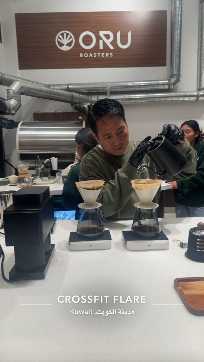 يقعد لها و يقيسها قيس كـيّال 
"كنه بينشد ساعة الحشر عنها ".