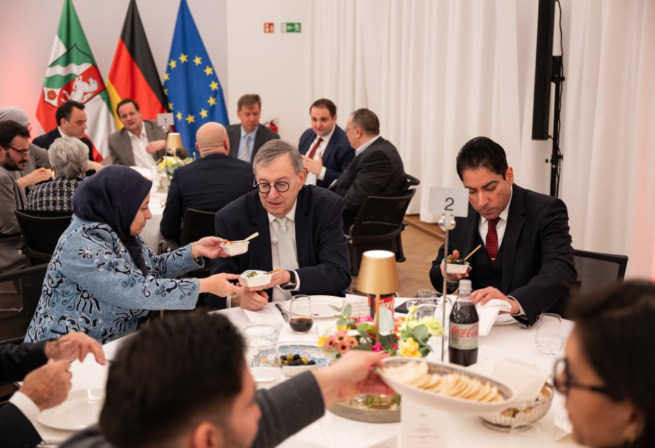 VEZ_NRW's tweet photo. 🌙 Ministerpräsident @HendrikWuest lädt zum traditionellen Iftar in @landnrw ein! Herr Genc Osman Esen, Vorstandsvorsitzender des VEZ NRW, war auf Einladung dabei und dankt für die Gastfreundschaft. Solche Begegnungen stärken den interreligiösen Dialog und fördern gesellschaftlichen Zusammenhalt.

🤝 „Das Fastenbrechen ist eine gute Tradition und zeigt: Musliminnen und Muslime sind fester Teil unserer Gesellschaft.“ – MP Hendrik Wüst

Wir wünschen allen Musliminnen und Muslimen einen gesegneten Ramadan und allen Christinnen und Christen eine besinnliche Fastenzeit!

 📸: VEZ NRW / Land NRW (Mark Hermenau)

@n_liminski @mbeimnrw
#ramadannrw #ramadanverbindet #vielfalterleben #gemeinsamkeitstärken