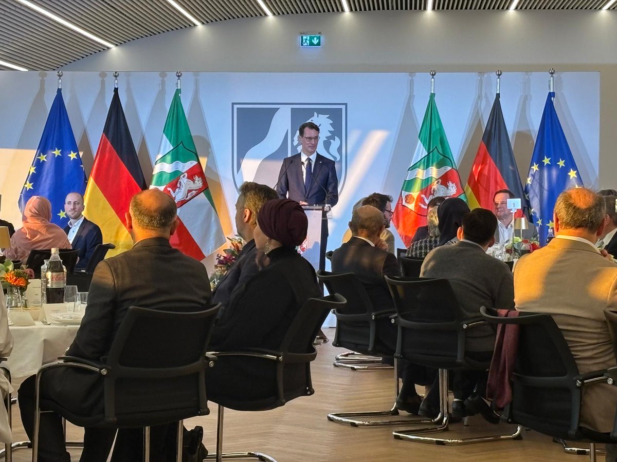 VEZ_NRW's tweet photo. 🌙 Ministerpräsident @HendrikWuest lädt zum traditionellen Iftar in @landnrw ein! Herr Genc Osman Esen, Vorstandsvorsitzender des VEZ NRW, war auf Einladung dabei und dankt für die Gastfreundschaft. Solche Begegnungen stärken den interreligiösen Dialog und fördern gesellschaftlichen Zusammenhalt.

🤝 „Das Fastenbrechen ist eine gute Tradition und zeigt: Musliminnen und Muslime sind fester Teil unserer Gesellschaft.“ – MP Hendrik Wüst

Wir wünschen allen Musliminnen und Muslimen einen gesegneten Ramadan und allen Christinnen und Christen eine besinnliche Fastenzeit!

 📸: VEZ NRW / Land NRW (Mark Hermenau)

@n_liminski @mbeimnrw
#ramadannrw #ramadanverbindet #vielfalterleben #gemeinsamkeitstärken