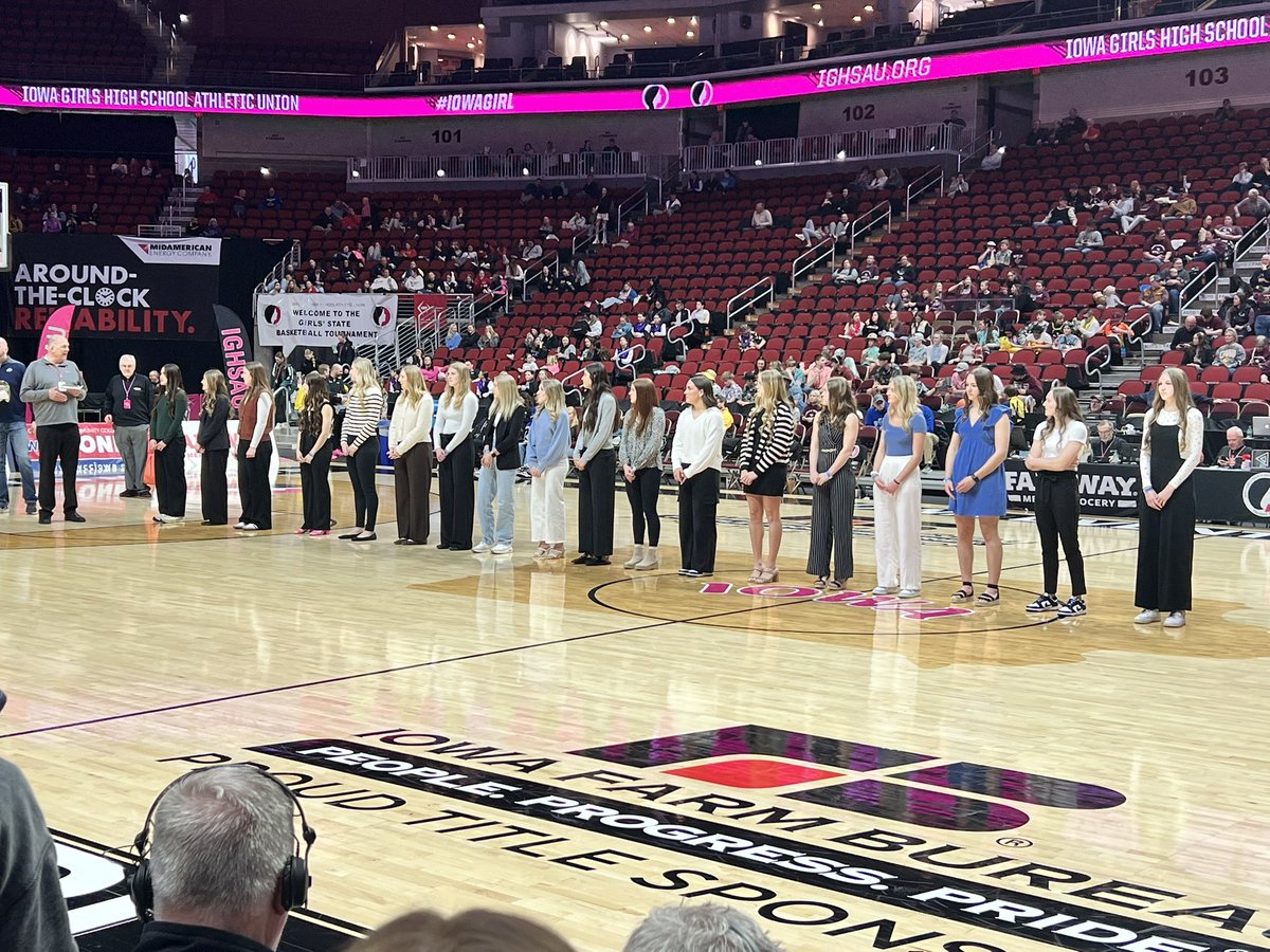 ryantimmerman3's tweet photo. IBCA all-academic all-state hoops team being recognized.

It includes Vera Grom from Sioux City West, Abby Lee from Bishop Heelan, Josie Jacobs of Akron-Westfield, Annie Metzger of West Lyon &amp; Rysiah Sitzmann of Gehlen Catholic.

#iahsbkb https://t.co/P57KBi8oba