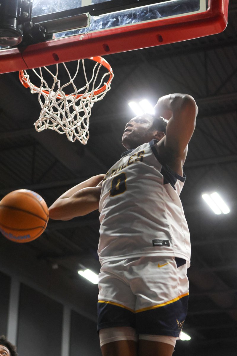 rodgerbohn's tweet photo. Gritty Oak Cliff Faith Family (TX)with 71-70 W in #EIBC Finals over CIA Bella Vista (AZ) after 6'5 '25 Lamont Hartfield hit 3 at buzzer to win game. Lefty power wing provides presence in paint, is freak athlete, and shoots rock well enough to keep you honest.

📸 @MarkDustPhoto https://t.co/HsWLgEWxyC