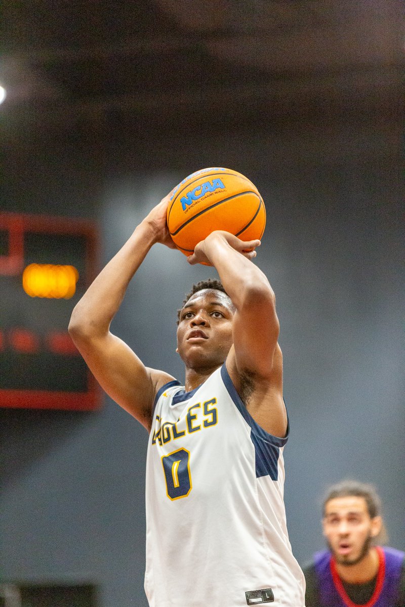 rodgerbohn's tweet photo. Gritty Oak Cliff Faith Family (TX)with 71-70 W in #EIBC Finals over CIA Bella Vista (AZ) after 6'5 '25 Lamont Hartfield hit 3 at buzzer to win game. Lefty power wing provides presence in paint, is freak athlete, and shoots rock well enough to keep you honest.

📸 @MarkDustPhoto https://t.co/HsWLgEWxyC