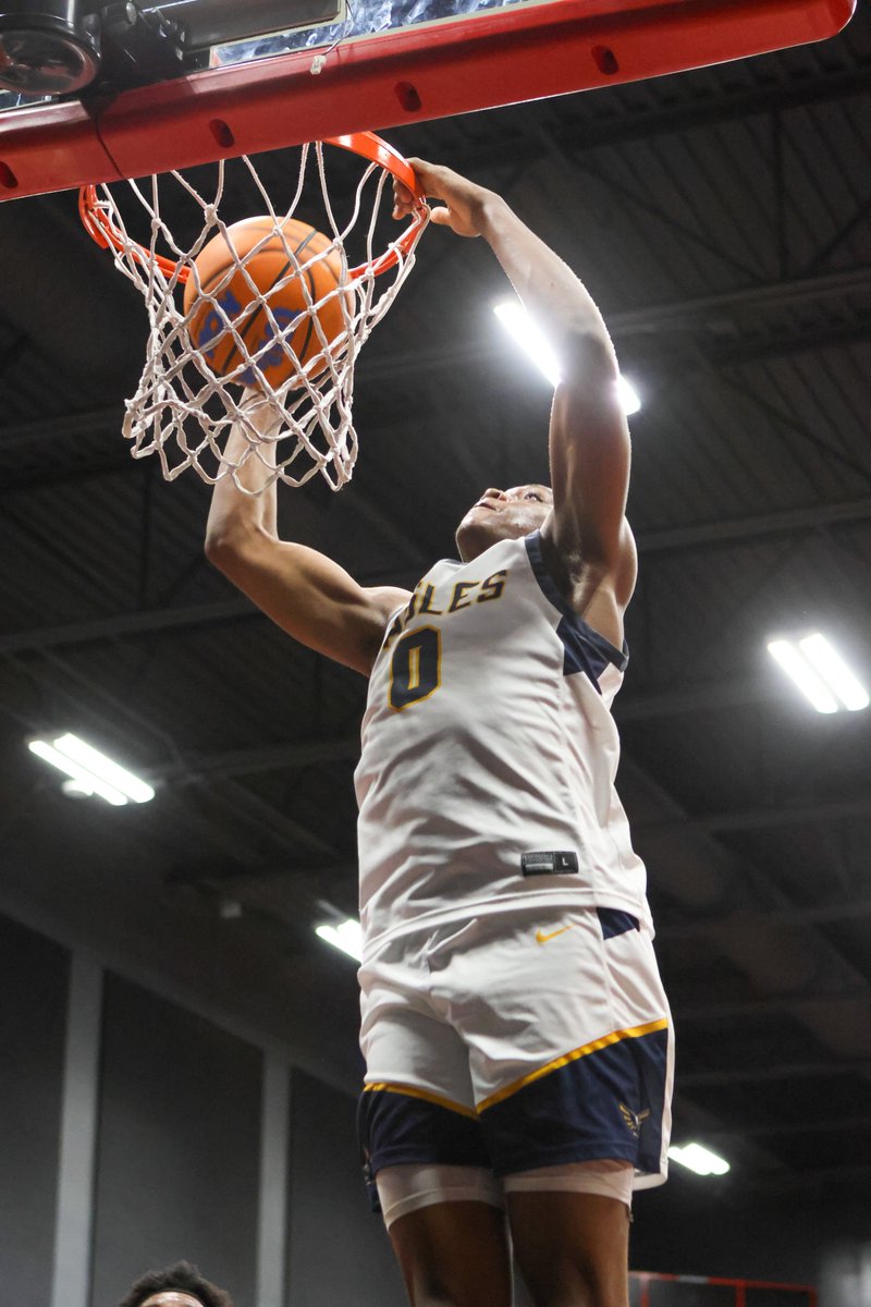 rodgerbohn's tweet photo. Gritty Oak Cliff Faith Family (TX)with 71-70 W in #EIBC Finals over CIA Bella Vista (AZ) after 6'5 '25 Lamont Hartfield hit 3 at buzzer to win game. Lefty power wing provides presence in paint, is freak athlete, and shoots rock well enough to keep you honest.

📸 @MarkDustPhoto https://t.co/HsWLgEWxyC
