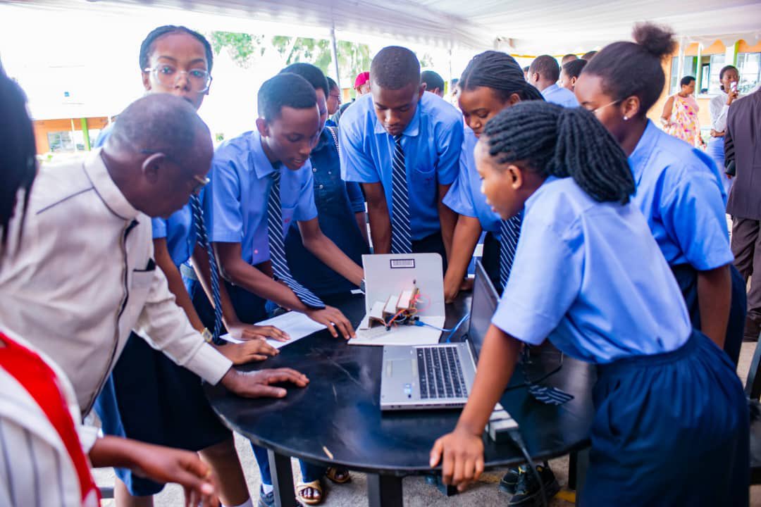apacope's tweet photo. Today, APACOPE  hosted its Open Day, showcasing student projects focused on ICT, science, art, and culture. Parents, institutional leaders, and partners were in attendance. https://t.co/mT2ikFw15Q