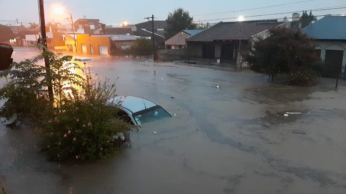 milicalv_'s tweet photo. Me parece increíble que hayan votado a un tipo que no cree en el cambio climático y que cree que la obra pública es un gasto.  Familias perdiendo todo, el Hospital Penna siendo evacuado. Es increíble todo lo que está pasando en Bahía Blanca.
#Tormenta
#BahiaBlanca https://t.co/SRJeAEj26L