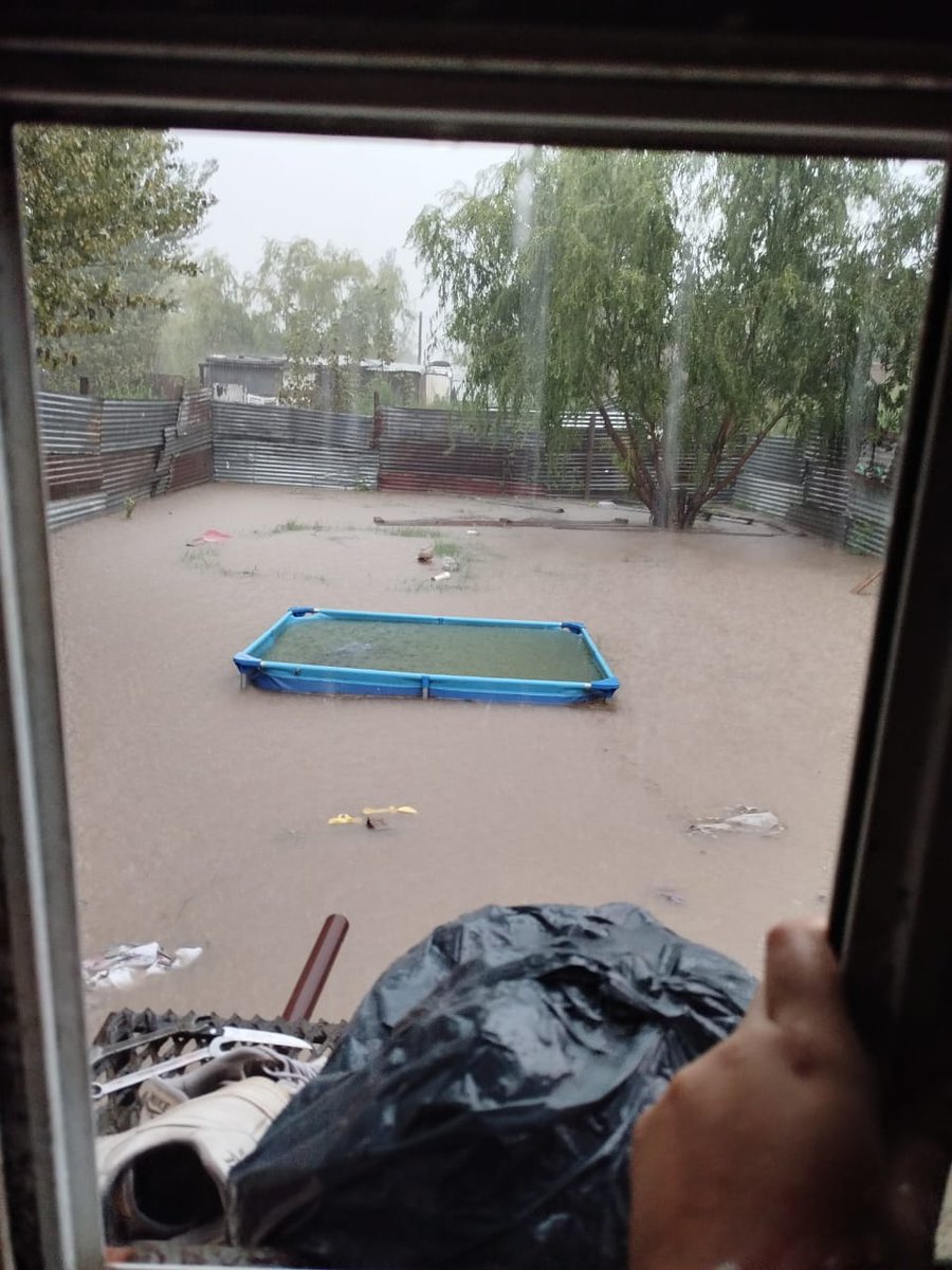 milicalv_'s tweet photo. Me parece increíble que hayan votado a un tipo que no cree en el cambio climático y que cree que la obra pública es un gasto.  Familias perdiendo todo, el Hospital Penna siendo evacuado. Es increíble todo lo que está pasando en Bahía Blanca.
#Tormenta
#BahiaBlanca https://t.co/SRJeAEj26L