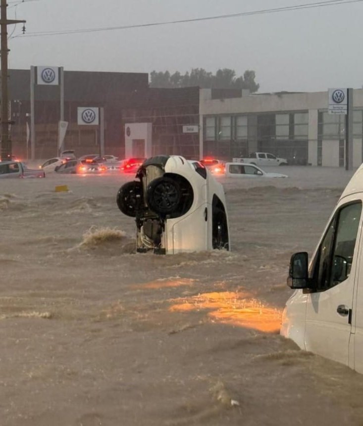 milicalv_'s tweet photo. Me parece increíble que hayan votado a un tipo que no cree en el cambio climático y que cree que la obra pública es un gasto.  Familias perdiendo todo, el Hospital Penna siendo evacuado. Es increíble todo lo que está pasando en Bahía Blanca.
#Tormenta
#BahiaBlanca https://t.co/SRJeAEj26L