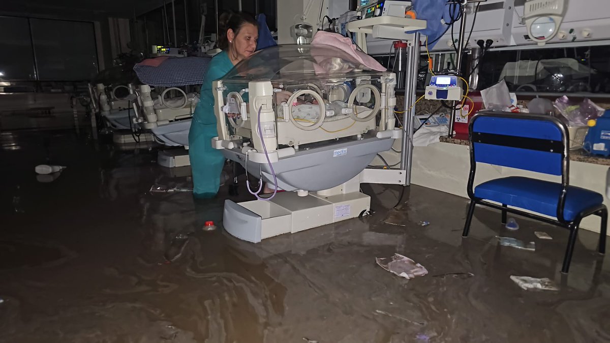 Me parece increíble que hayan votado a un tipo que no cree en el cambio climático y que cree que la obra pública es un gasto.  Familias perdiendo todo, el Hospital Penna siendo evacuado. Es increíble todo lo que está pasando en Bahía Blanca.
#Tormenta
#BahiaBlanca
