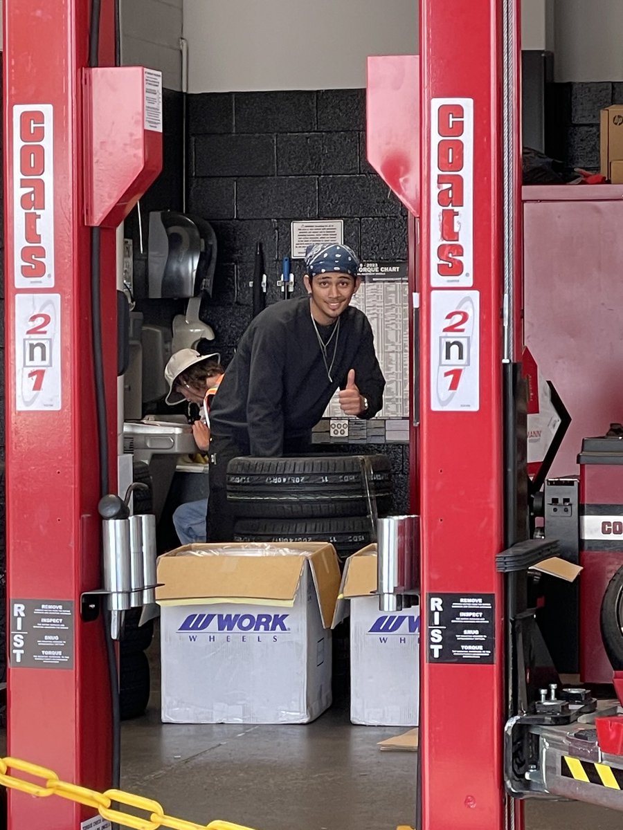 A_kzel's tweet photo. Stretched Tires (*>﹏<*) https://t.co/titaTWDaie