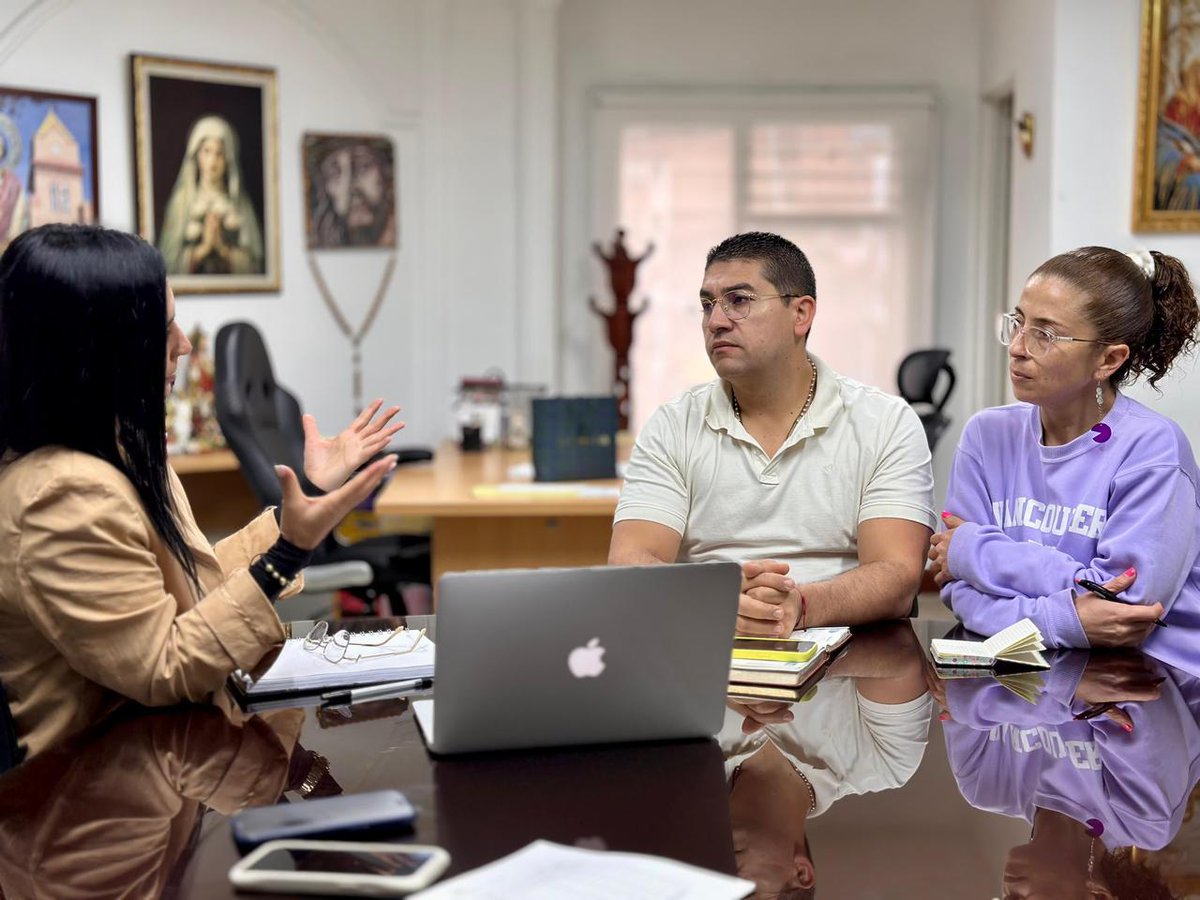 SENA Antioquia (@sena_antioquia) on Twitter photo La subdirectora del Centro de la Innovación, la Agroindustria y la Aviación <a href="/ErikaPinedaciaa/">Erika Pineda Hoyos</a> se reunió con Martïn Duque alcalde del municipio de <a href="/AlcSantuario/">Alcaldía de El Santuario</a> para articular el trabajo de las dos entidades en pro del beneficio de la comunidad del municipio #SENAenAcción La subdirectora del Centro de la Innovación, la Agroindustria y la Aviación <a href="/ErikaPinedaciaa/">Erika Pineda Hoyos</a> se reunió con Martïn Duque alcalde del municipio de <a href="/AlcSantuario/">Alcaldía de El Santuario</a> para articular el trabajo de las dos entidades en pro del beneficio de la comunidad del municipio #SENAenAcción