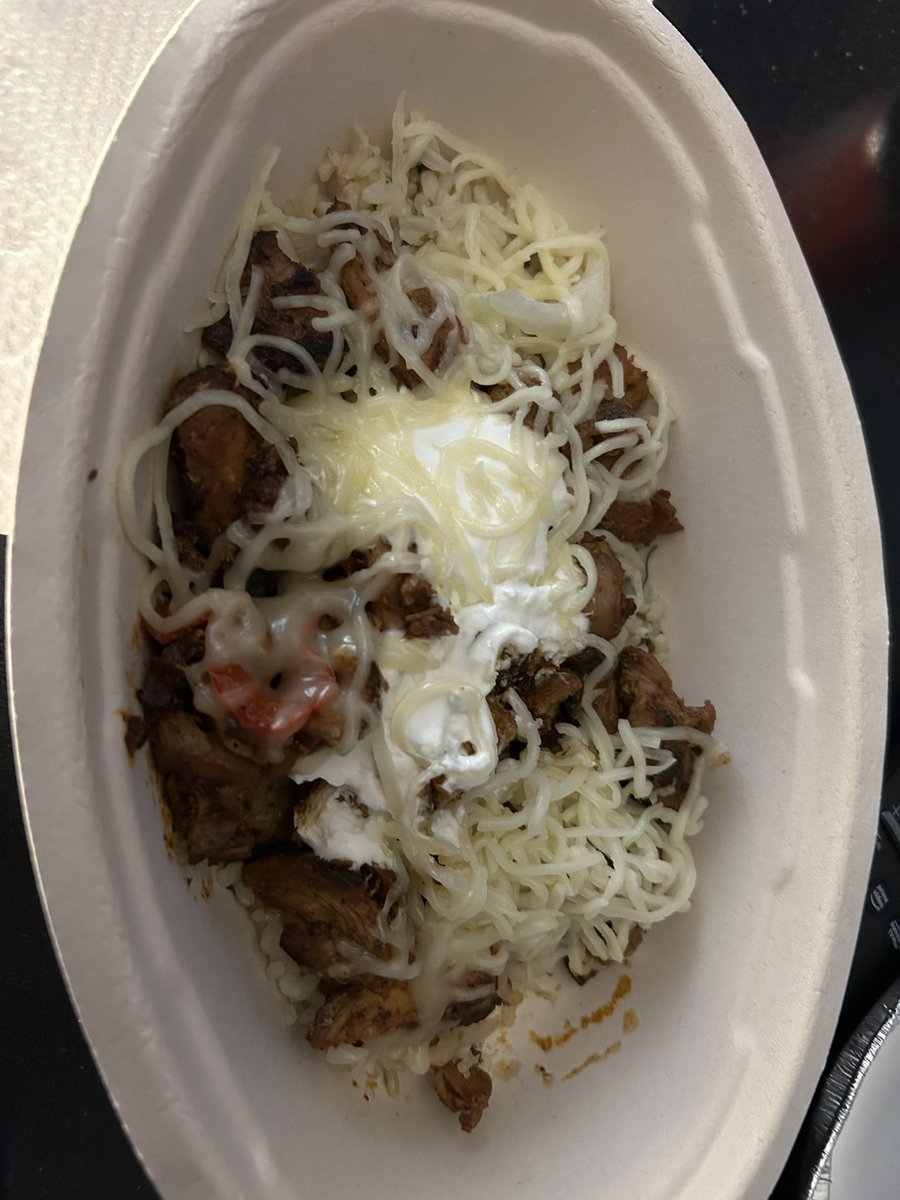 nicolebright91's tweet photo. Uhhh hi @ChipotleTweets, what kind of bowl is this? There’s barely any rice and two bites of food https://t.co/zyVcxWwa4e