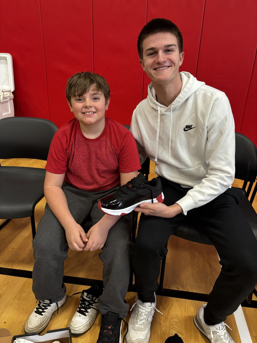 fairfield_tribe's tweet image. Stepping up for a great cause! 

Some of our players had the opportunity to give back, providing new shoes to Fairfield Central students and create a lasting impact with @Shoesforsuccess and @fcsdathletics 

Proud of our guys for using the game to make a difference!

#OneTribe