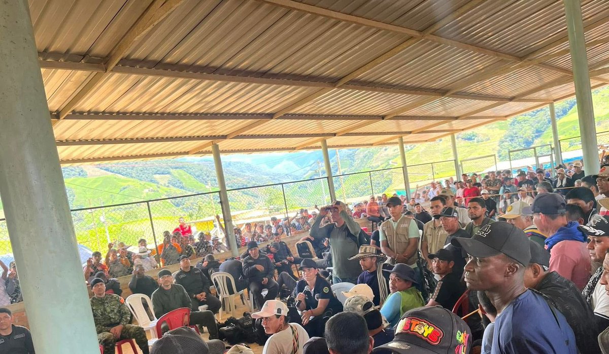 focusnoticia's tweet image. Imágenes de los policías retenidos por la comunidad en el #Plateado #Cauca