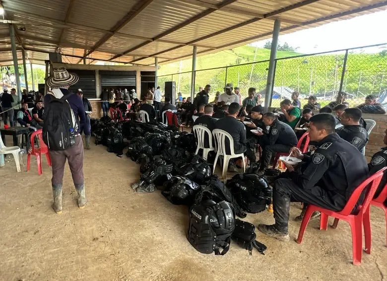 focusnoticia's tweet image. Imágenes de los policías retenidos por la comunidad en el #Plateado #Cauca