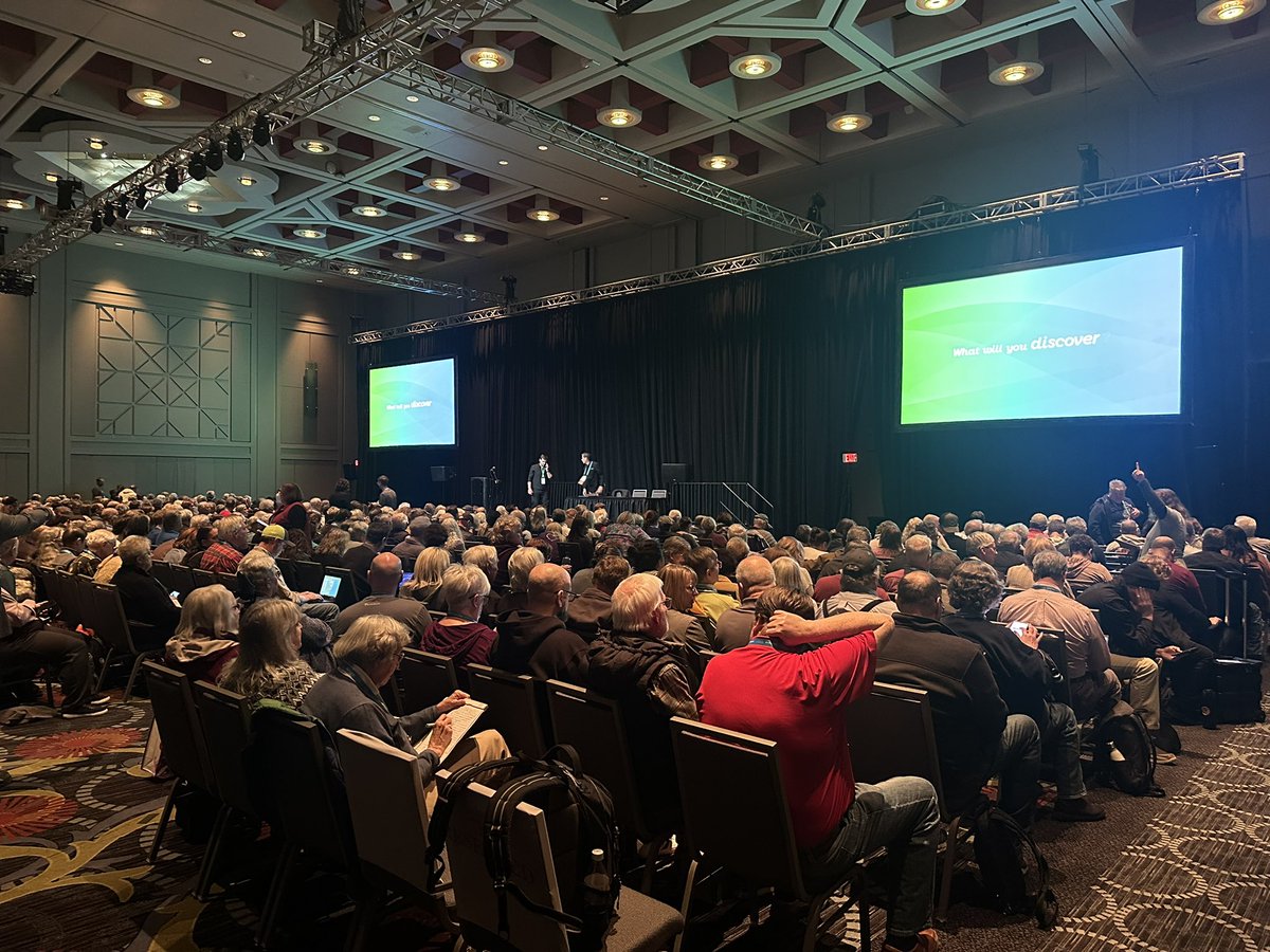 Impact of AI? Yet another packed session at  #RootsTech where AI is helping #genealogists do #familyhistory 

Probably just a fad. #AI