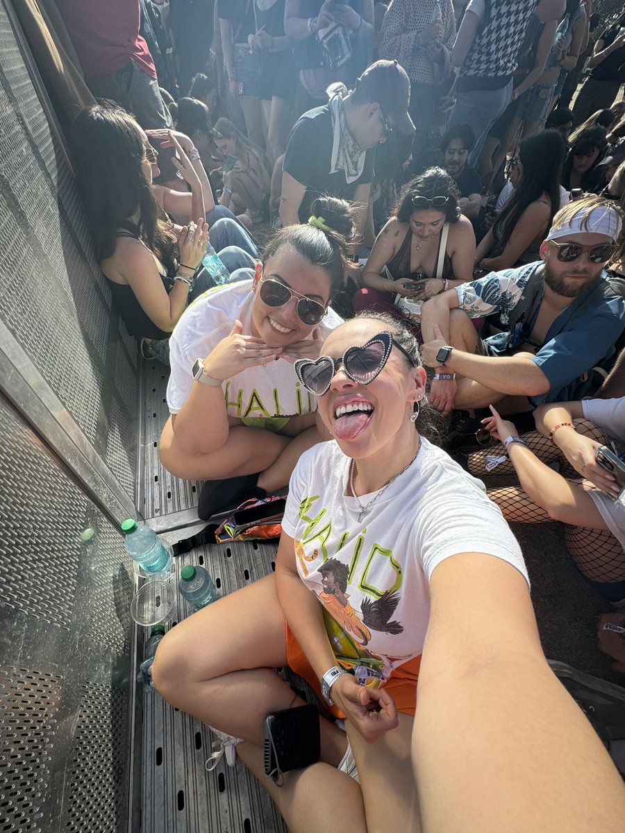 HalHarper's tweet photo. When it’s 85° and blaring sun and the whole crowd collectively sits! We are ready for you @thegreatkhalid (and sunset 4 minutes after you come on 😂)

@jojo_baby18 💕💕 https://t.co/atmC4ZMESG