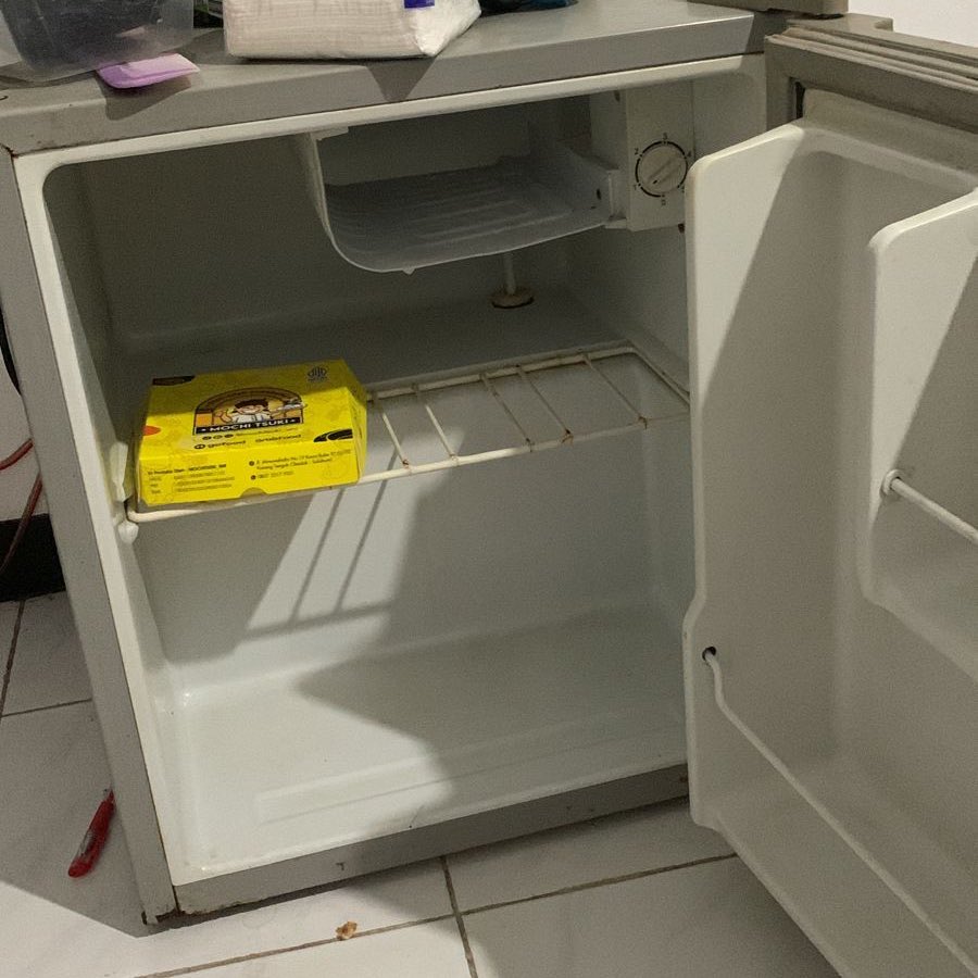 sansgyf's tweet photo. guys adakah yang mau kulkas mini? dom jogjaa, harga murah tawar aja BU soalnya 😭🙏🏻 https://t.co/4Hz7K5jhqJ