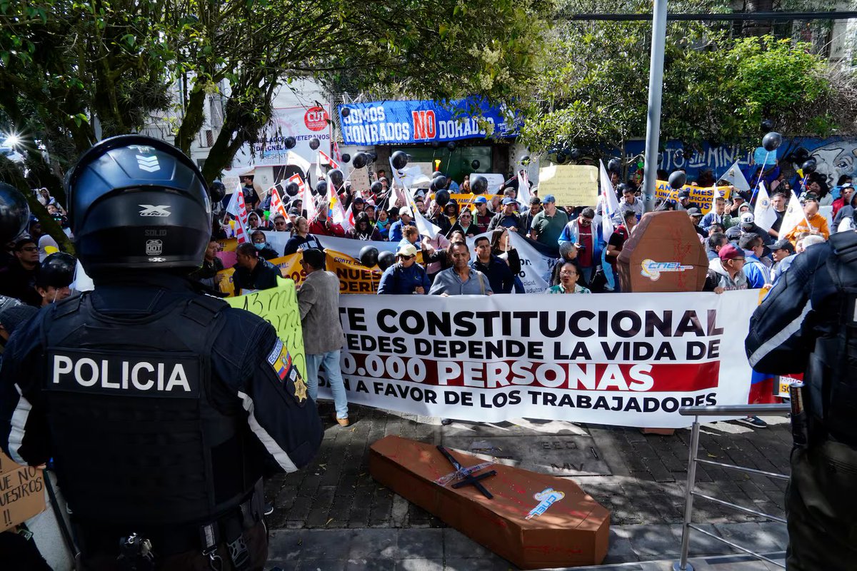 GrupoObservador's tweet photo. 🇪🇨 #Ecuador | Trabajadores de #CNEL protestaron afuera de la Corte Constitucional por fallo que les ordena devolver valores.
Piden que jueces atiendan ampliación y aclaración de la sentencia que ordena devolver más de $ 79 millones. https://t.co/XuWa39RR0f