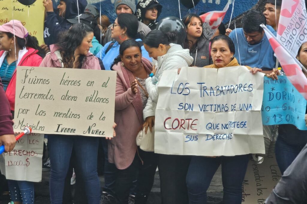 GrupoObservador's tweet photo. 🇪🇨 #Ecuador | Trabajadores de #CNEL protestaron afuera de la Corte Constitucional por fallo que les ordena devolver valores.
Piden que jueces atiendan ampliación y aclaración de la sentencia que ordena devolver más de $ 79 millones. https://t.co/XuWa39RR0f
