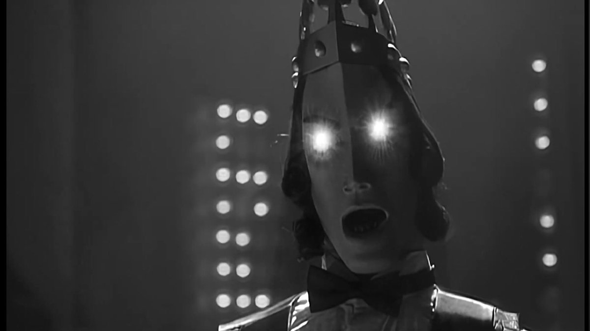 flying alien queen tweet media