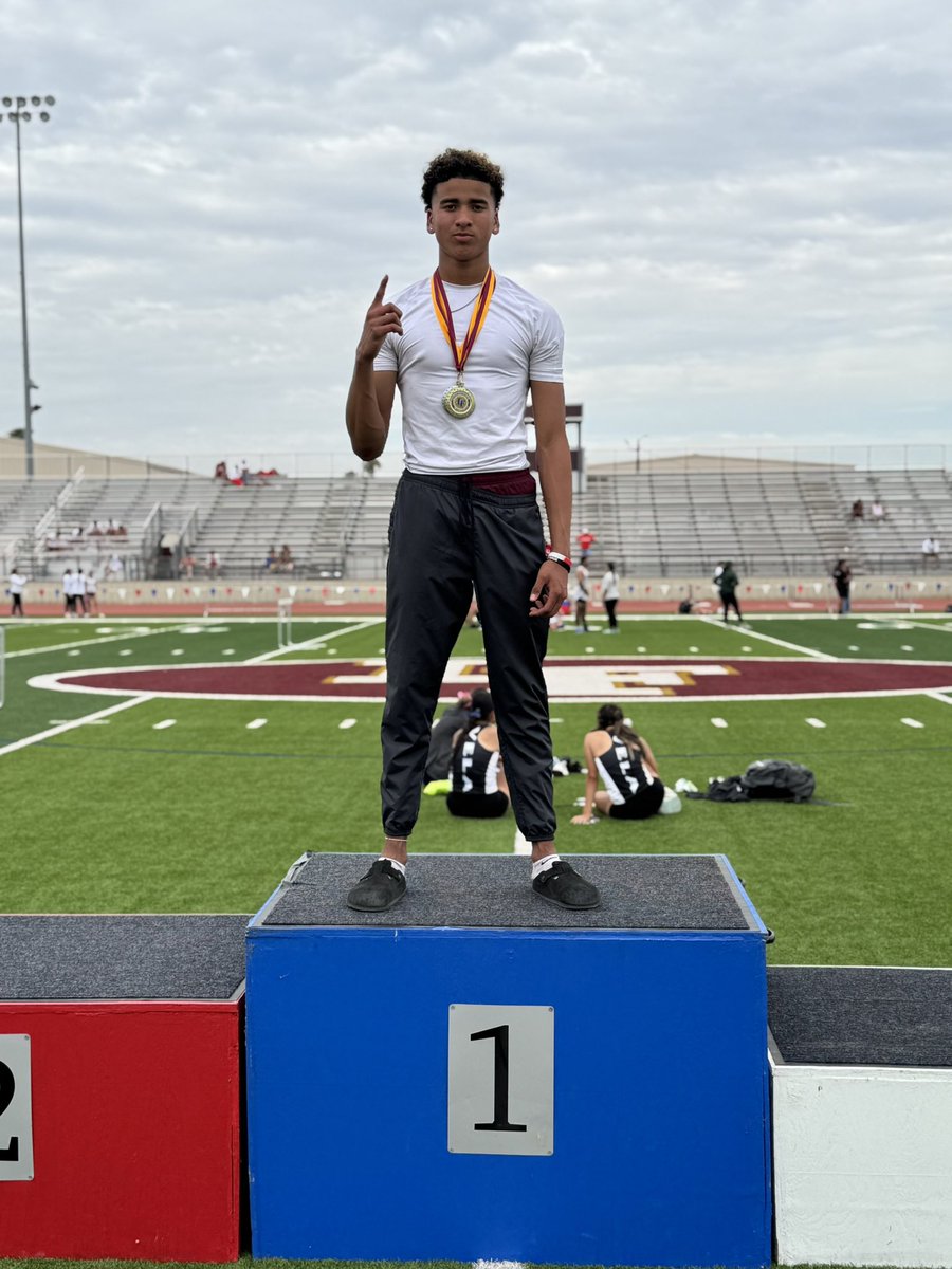 EagleTrack's tweet photo. 🚨 Jumps Update: Mission Eagles at Jim Hudson Relays 🚨

🥇 Christopher Kirk dominates the triple jump, taking 1st place with a huge mark of 44’10”! 💪🔥

Adding to his strong day, he also secured 2nd place in the long jump with 22’3”!

#MissionEagles #JimHudsonRelays https://t.co/j05mipn1Qh