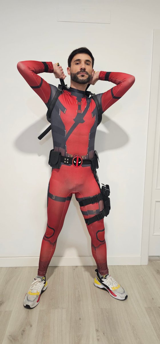 Albrain8's tweet photo. “La peor parte de ser superhéroe es que el traje no tiene bolsillo para snaks” (Deadpool)
.
#carnaval2025 #tenerife https://t.co/NDoIanbbqg