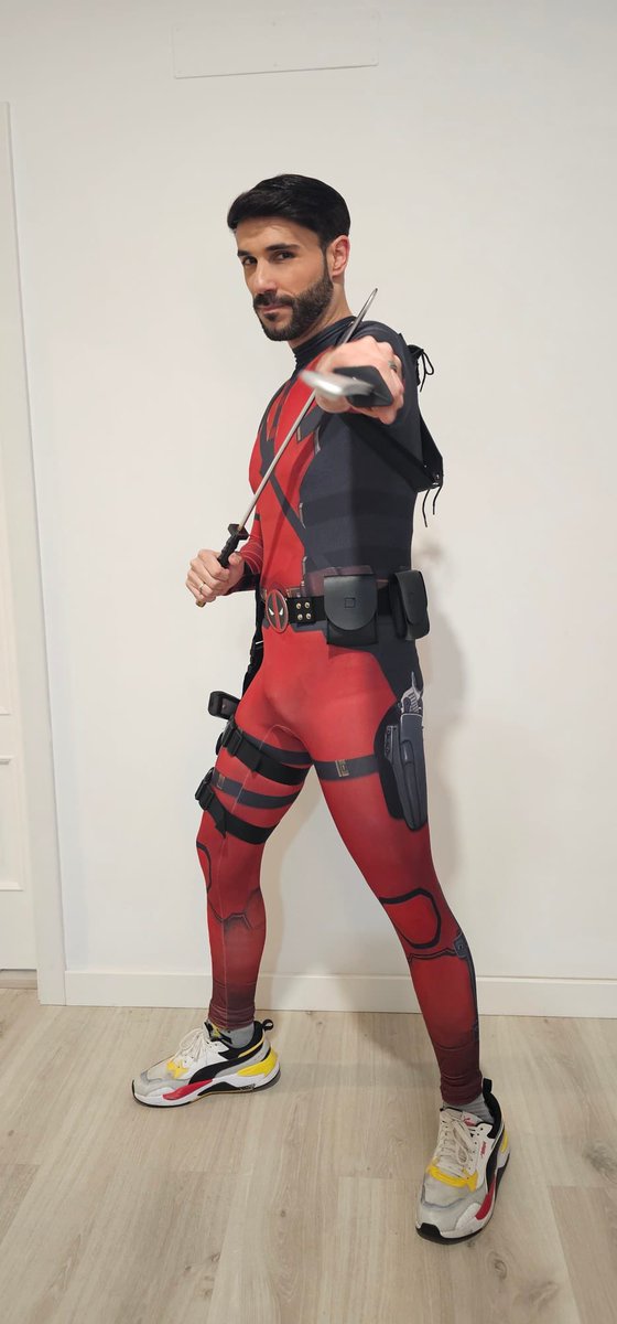 Albrain8's tweet photo. “La peor parte de ser superhéroe es que el traje no tiene bolsillo para snaks” (Deadpool)
.
#carnaval2025 #tenerife https://t.co/NDoIanbbqg