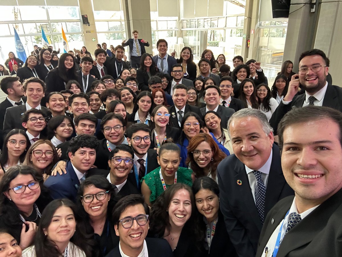 MBarreto_RC's tweet photo. Esta tarde compartí con estudiantes de varias universidades la clausura de su Asamblea General, del Modelo Interuniversitario de las Naciones Unidas #MINUG Me agradó su alto interés sobre paz, desarrollo y cooperación internacional. Las y los jóvenes pueden transformar el mundo https://t.co/StnU3uU2og