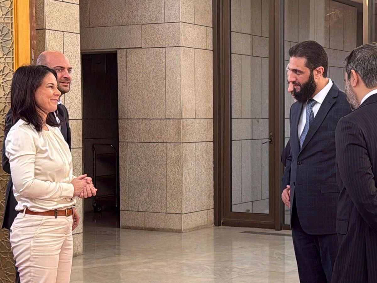 Weit über 1.000 Tote an einem Tag in den überwiegend alawitisch bewohnten Städten Syriens. Auch Frauen darunter, weil sie einer Minderheit im Islam angehören, die anders denkt als die Terroristen. Pünktlich zum Weltfrauentag.

Danke, Frau Baerbock - für das Treffen mit dem IS- &amp;