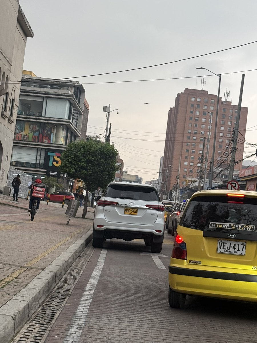 Arenas338's tweet photo. O se cumple la ley o se acaba la milicia se supone que están poniendo comparendo y levantando todos los mal parqueados. El problema es que aquí la ley es para unos cuantos! https://t.co/kI2altCMC2