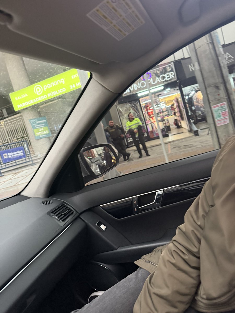 Arenas338's tweet photo. O se cumple la ley o se acaba la milicia se supone que están poniendo comparendo y levantando todos los mal parqueados. El problema es que aquí la ley es para unos cuantos! https://t.co/kI2altCMC2