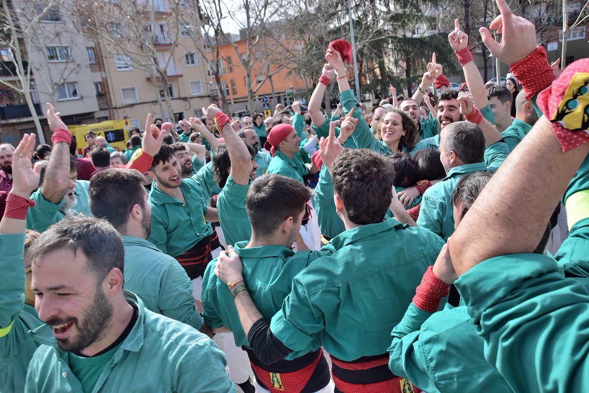Aquest diumenge ens toca començar la temporada i ho farem a Barberà, la nostra segona casa, amb <a href="/ccerdanyola/">Castellers de Cerdanyola</a> i <a href="/jovedebarcelona/">Colla Castellera Jove de Barcelona</a>. 💚❤️
Us hi esperem a tots i totes! 
#EnsToca