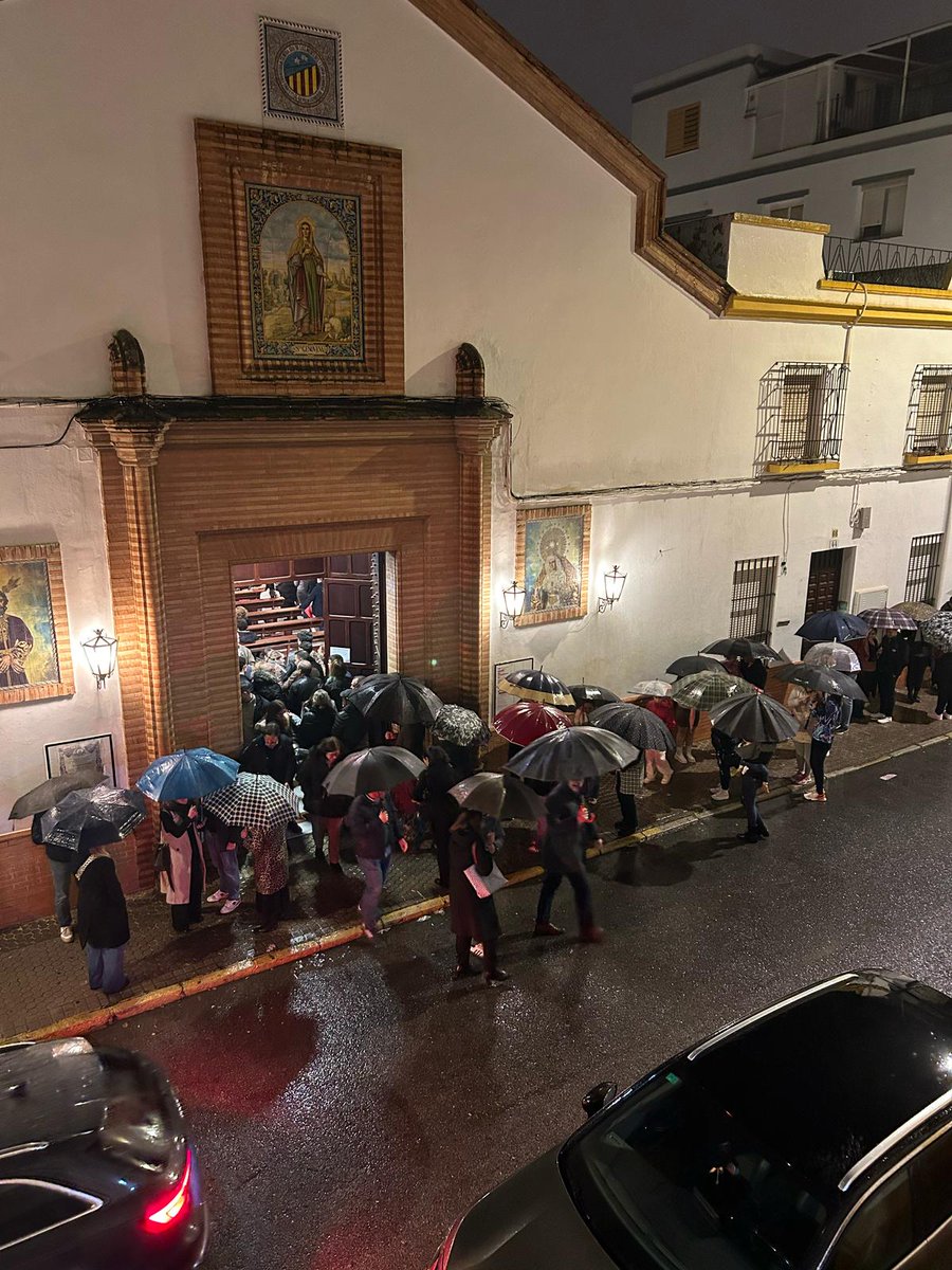 hdadstagenoveva's tweet photo. Más que un barrio, el #Tiro es un latido de fe que encuentra su razón en la mirada serena de Nuestro Padre Jesús Cautivo.

GRACIAS a nuestros hermanos, vecinos y devotos por, a pesar de las inclemencias metereológicas, no faltar a la cita con ÉL.

#BesamanosCautivo25 https://t.co/NiWDAdYYJE