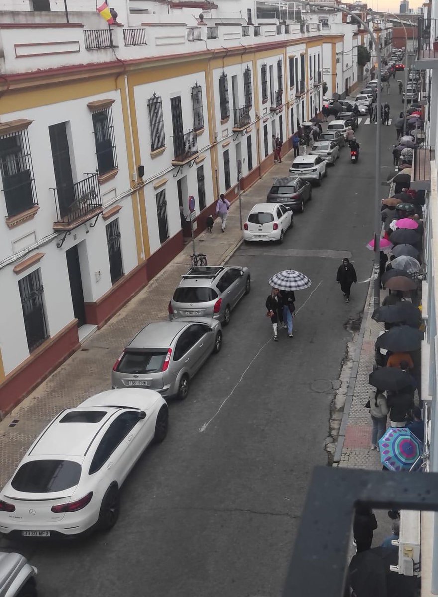 hdadstagenoveva's tweet photo. Más que un barrio, el #Tiro es un latido de fe que encuentra su razón en la mirada serena de Nuestro Padre Jesús Cautivo.

GRACIAS a nuestros hermanos, vecinos y devotos por, a pesar de las inclemencias metereológicas, no faltar a la cita con ÉL.

#BesamanosCautivo25 https://t.co/NiWDAdYYJE