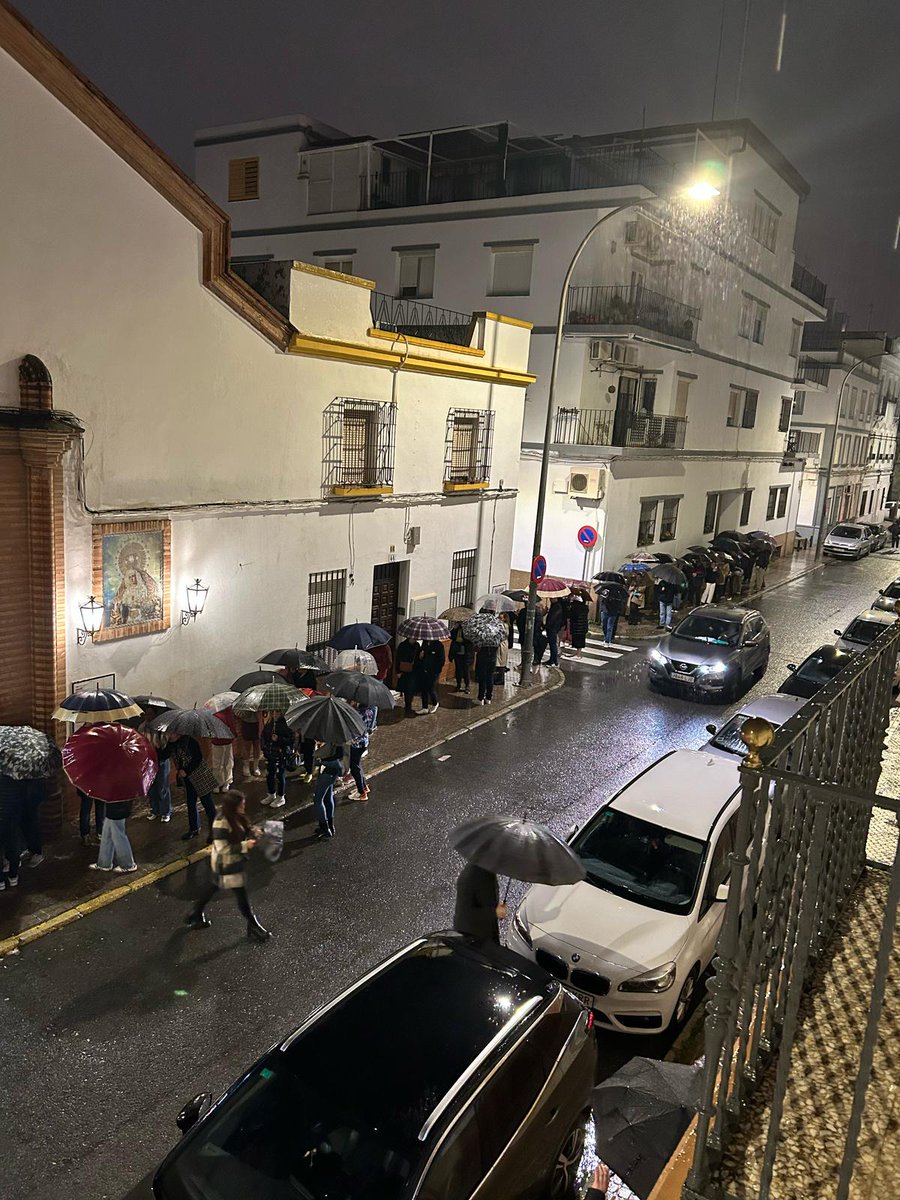hdadstagenoveva's tweet photo. Más que un barrio, el #Tiro es un latido de fe que encuentra su razón en la mirada serena de Nuestro Padre Jesús Cautivo.

GRACIAS a nuestros hermanos, vecinos y devotos por, a pesar de las inclemencias metereológicas, no faltar a la cita con ÉL.

#BesamanosCautivo25 https://t.co/NiWDAdYYJE