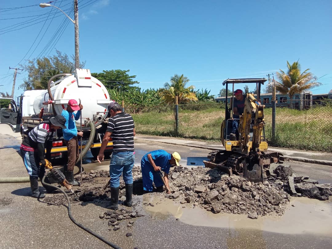 EAAVillaClara's tweet photo. En el día de hoy quedaron resueltos dos salideros frente a la cerca de coche y carahatas en el municipio de Caibarien.
#EAAVC
#JuntosPorVillaClara https://t.co/DeNV153FNO