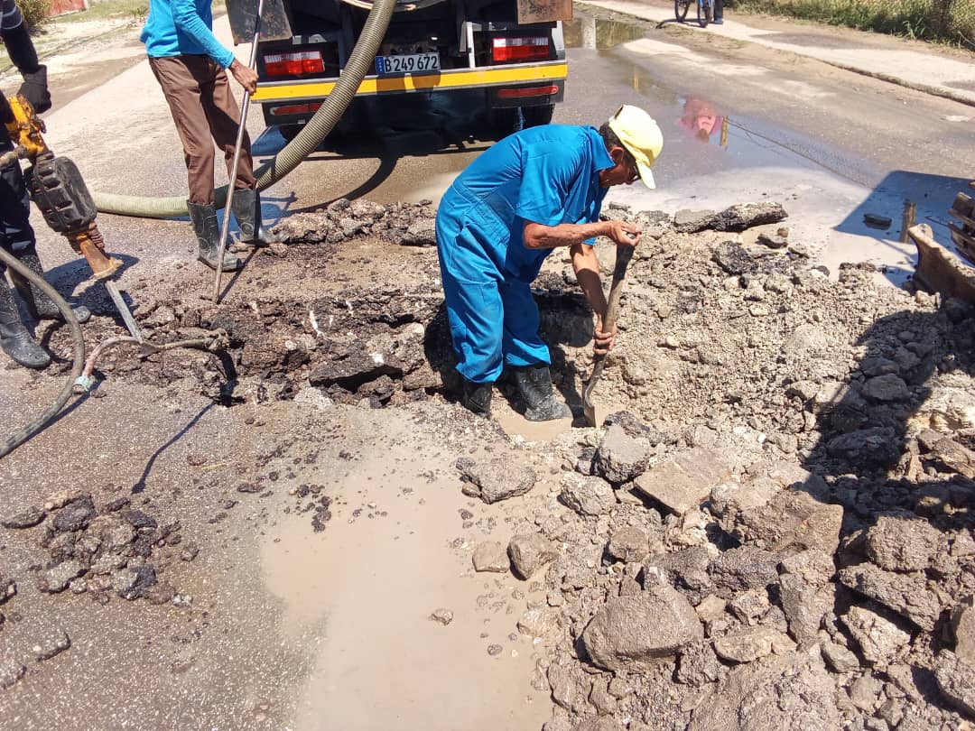 EAAVillaClara's tweet photo. En el día de hoy quedaron resueltos dos salideros frente a la cerca de coche y carahatas en el municipio de Caibarien.
#EAAVC
#JuntosPorVillaClara https://t.co/DeNV153FNO