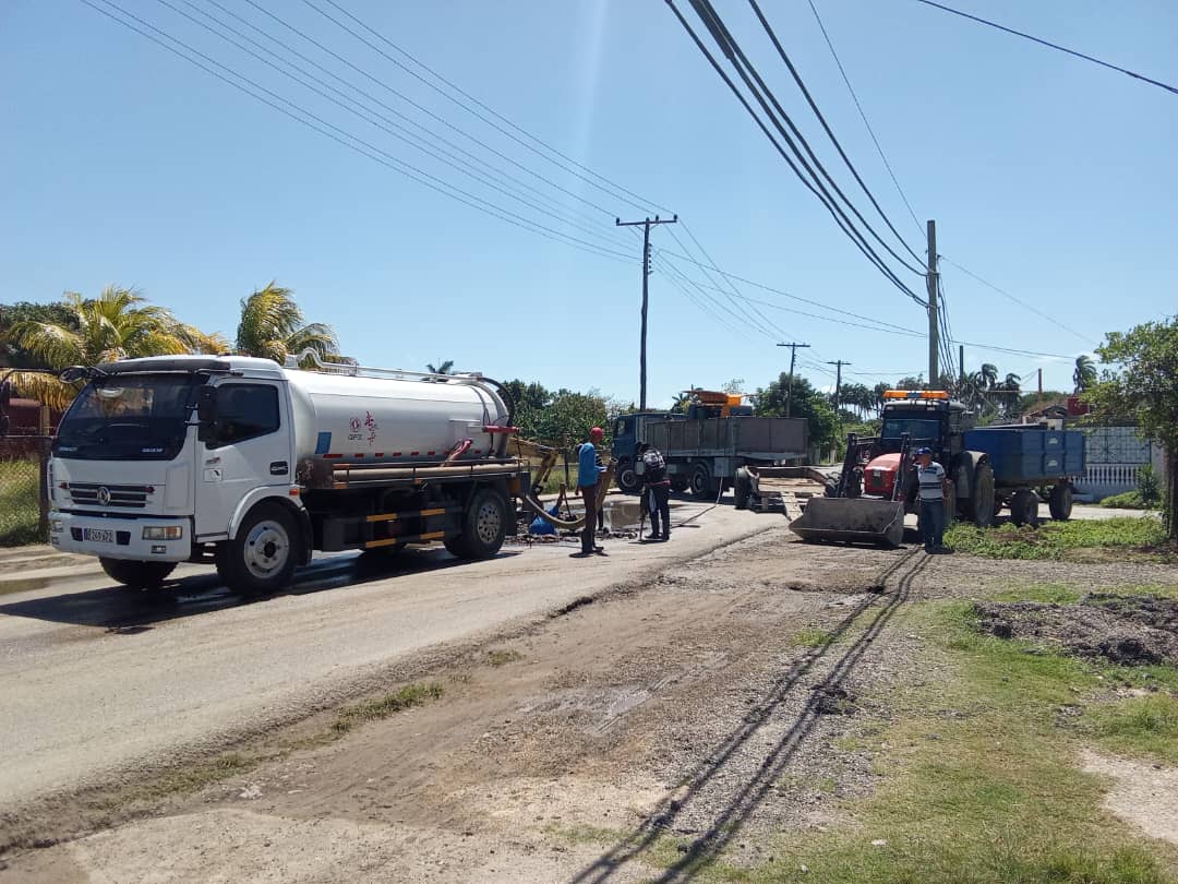 En el día de hoy quedaron resueltos dos salideros frente a la cerca de coche y carahatas en el municipio de Caibarien.
#EAAVC
#JuntosPorVillaClara