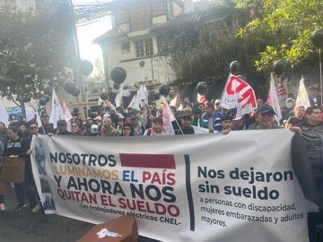 klaveec's tweet photo. ⚡ Trabajadores de #CNEL protestan ante la Corte Constitucional contra el fallo que les exige devolver más de $79 millones.
Exigen a los jueces atender su pedido de ampliación y aclaración de la sentencia. #Noticias #canal #Ecuador https://t.co/dRob6xTXbM