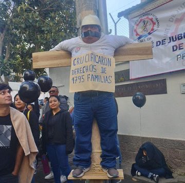 klaveec's tweet photo. ⚡ Trabajadores de #CNEL protestan ante la Corte Constitucional contra el fallo que les exige devolver más de $79 millones.
Exigen a los jueces atender su pedido de ampliación y aclaración de la sentencia. #Noticias #canal #Ecuador https://t.co/dRob6xTXbM