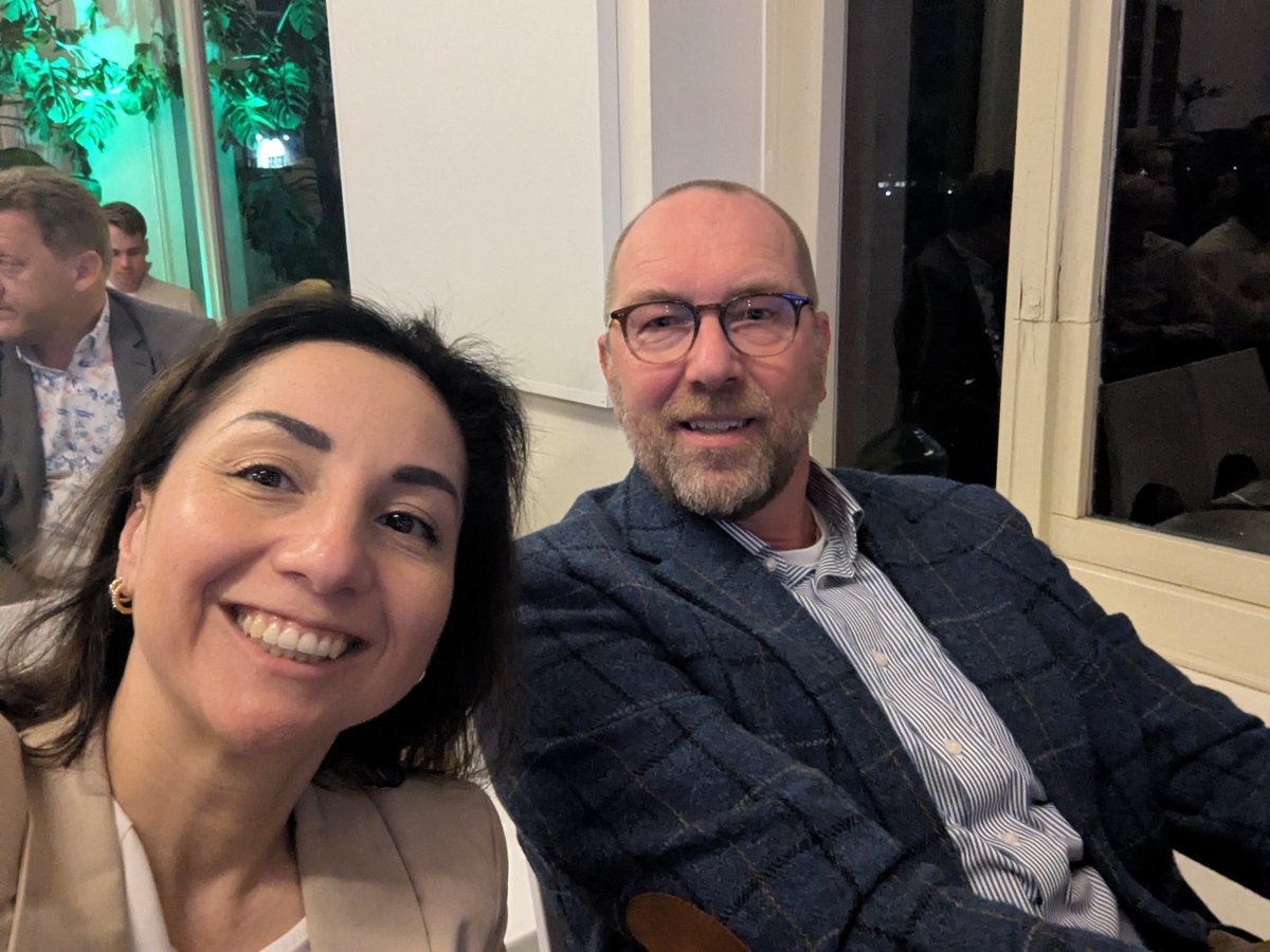 vanessabruin010's tweet photo. En daar in het mooie Deventer kwam ik o.a. @marcsprik van @BBBZuidHolland tegen!
Een groepje Hollanders in Overijssel 😉😉😉
#deventer #overijsel https://t.co/29MUqYR0v0