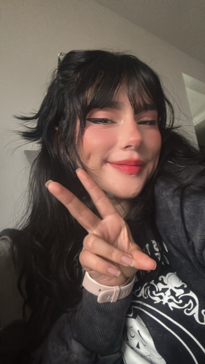 Nekakill's tweet photo. Me acompañan a ordenar mi cuarto de maquillaje ? 😳 https://t.co/9Oe4Ots3aQ https://t.co/wqE8WWsOgB